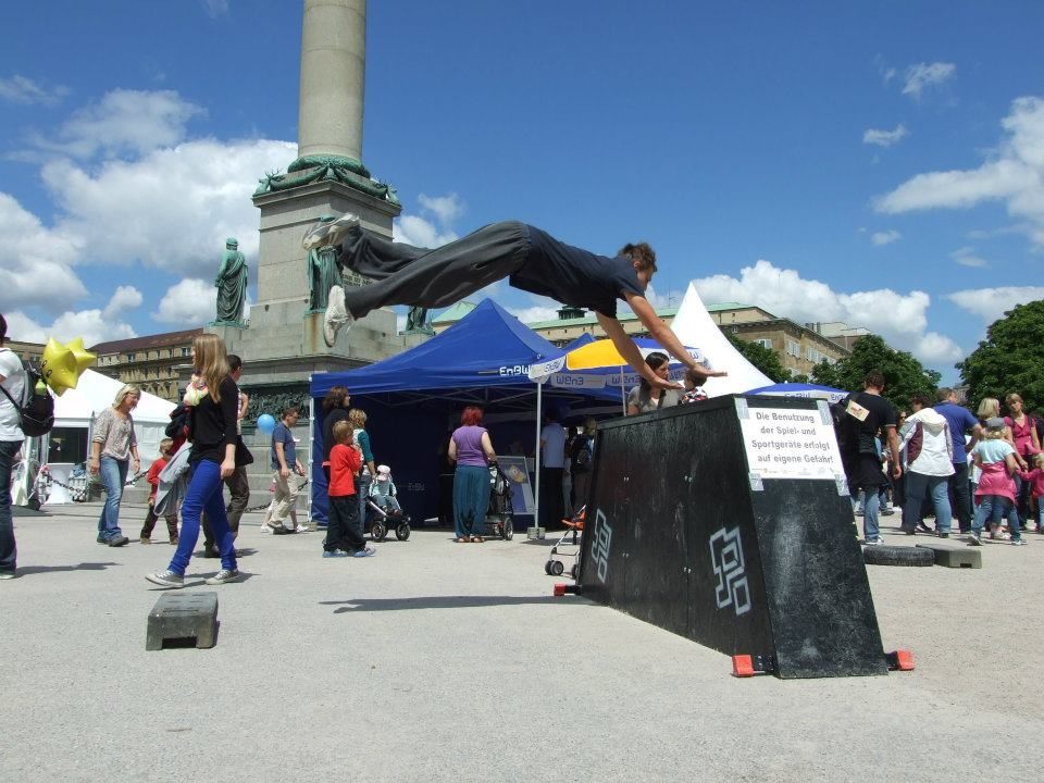 Vorführung von Parkour-Techniken vor Publikum bei einer Veranstaltung