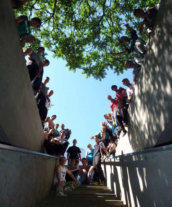 Gruppe von Traceuren blickt von oben ein Treppenhaus hinunter
